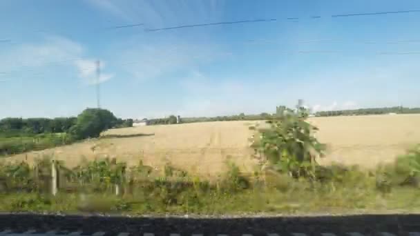 Rustige platteland weergave van een trein — Stockvideo