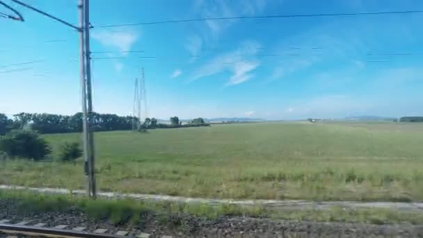 Hareket eden bir trenin görünümünden güneşli kırsal — Stok video