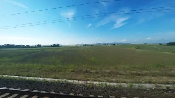 Vista tranquila del campo desde un tren en movimiento — Vídeos de Stock