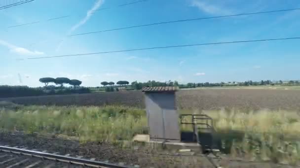 Восстановительный вид на сельскую местность с поезда — стоковое видео