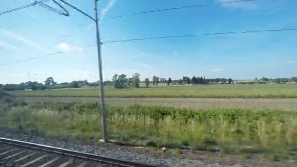 Rustige platteland weergave van een trein — Stockvideo