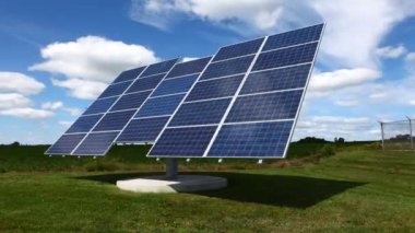 Hareketli bir güneş paneli parlak güneşli bir günde bir Timelapse görünümü