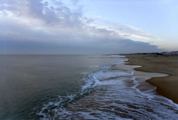 Vista tranquila do crepúsculo de uma costa oceânica — Fotografia de Stock