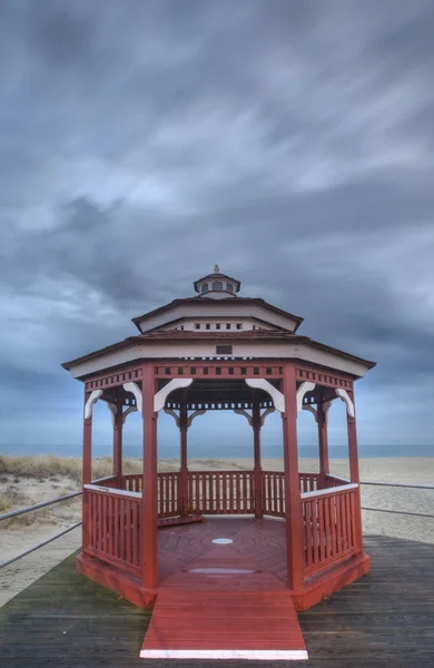 Ruhige Dämmerung mit Blick auf eine Meeresküste und einen Pavillon — Stockfoto