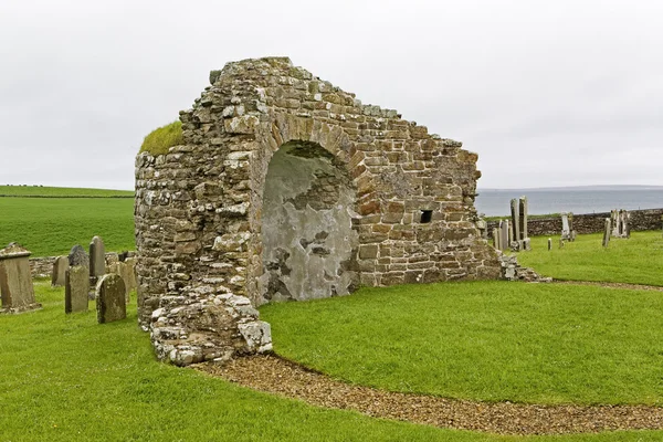 Руины круглой церкви в Орфире, Шотландия — стоковое фото