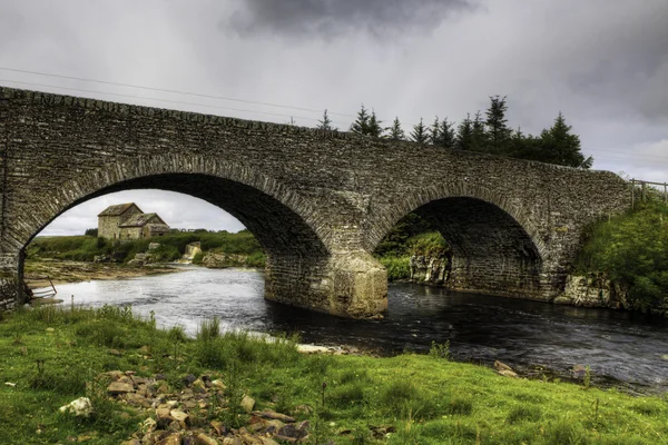 Een oude stenen molen en brug in Thurso, Schotland — Stockfoto