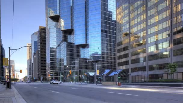 Fluxos de tráfego no centro da cidade em Toronto — Vídeo de Stock