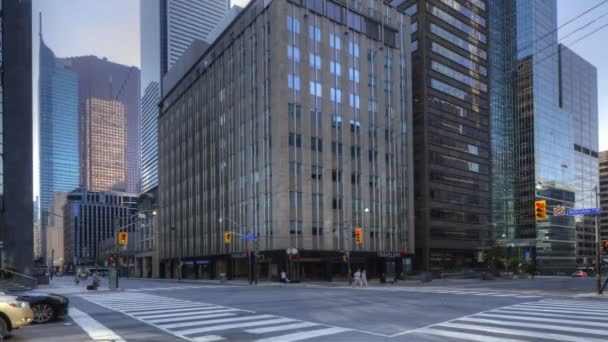 El tráfico se mueve en el centro de la ciudad en Toronto — Vídeo de stock