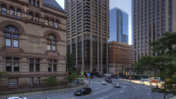 Manhã Tráfego se move no centro da cidade em Toronto — Vídeo de Stock