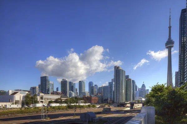 Demiryolu hatları ile Cn Tower Toronto — Stok fotoğraf