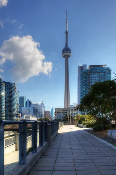 Passerella a Toronto con la CN Tower sullo sfondo — Foto Stock