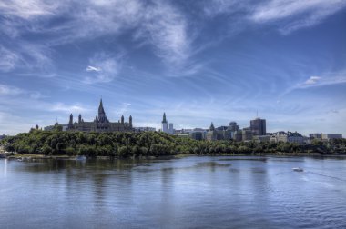 Ottawa ile ön plan nehirde Ottawa Parlamento binaları