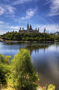 Kanada'nın Meclis Ottawa nehrin yanında dikey görünüm