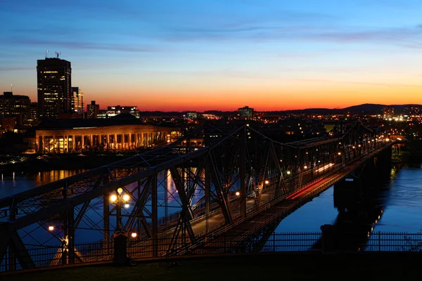 El Pont Alexandra conecta Quebec y Ontario en Canadá — Foto de Stock