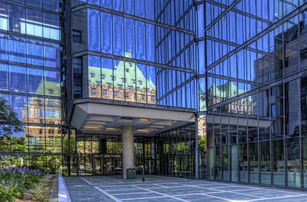 Parlamento reflectido num edifício moderno, Otava — Fotografia de Stock