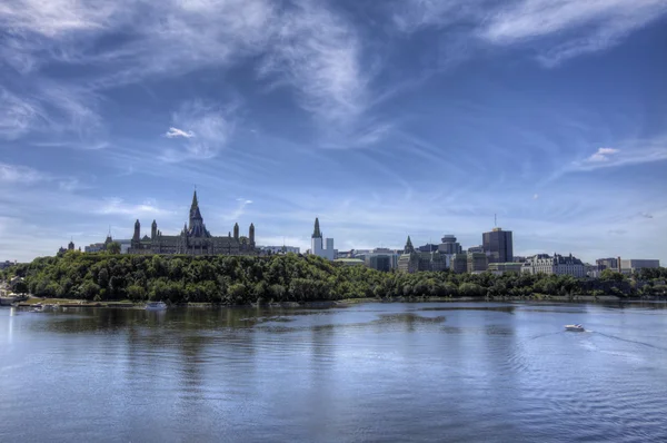 Os edifícios do Parlamento de Ottawa com o rio Ottawa em primeiro plano — Fotografia de Stock