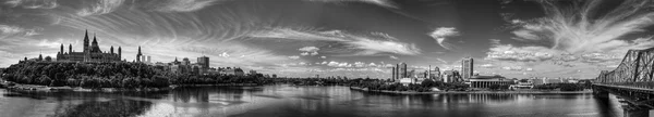 O vedere panoramică asupra Ottawa, Canada, în alb-negru — Fotografie, imagine de stoc