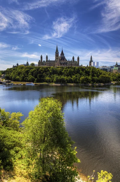 Vista vertical do Parlamento do Canadá junto ao rio Ottawa — Fotografia de Stock