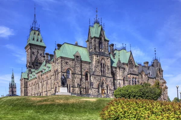 Edificio East Block del Parlamento de Canadá con un cielo brillante — Foto de Stock