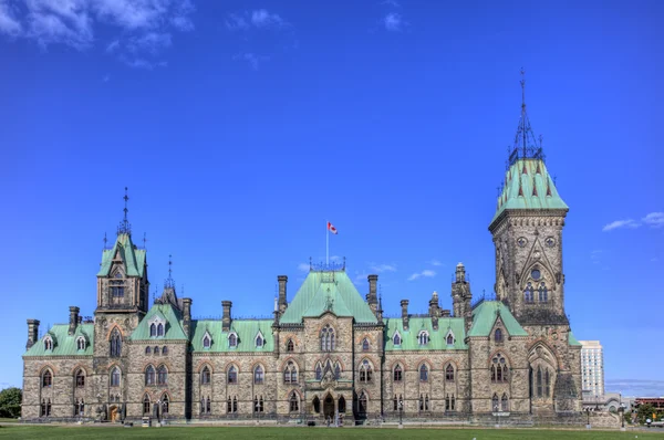 Edificio East Block del Parlamento de Canadá con cielo azul — Foto de Stock