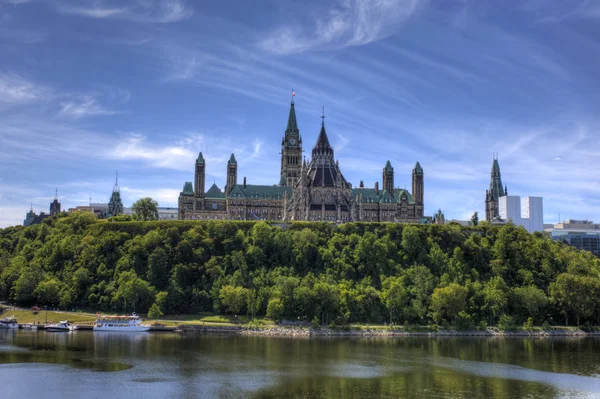 Будівлі парламенту Канади вище річки Оттава — стокове фото