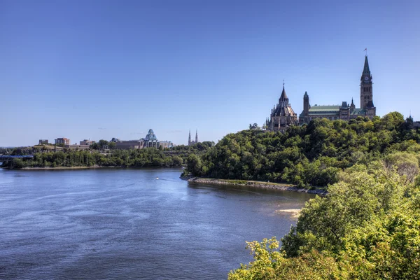 Budovy parlamentu Kanada je vidět nad řekou Ottawa — Stock fotografie