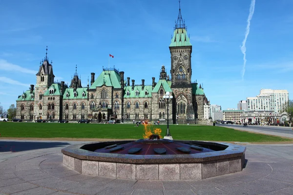 Будівлі парламенту Канади з вічний вогонь — стокове фото