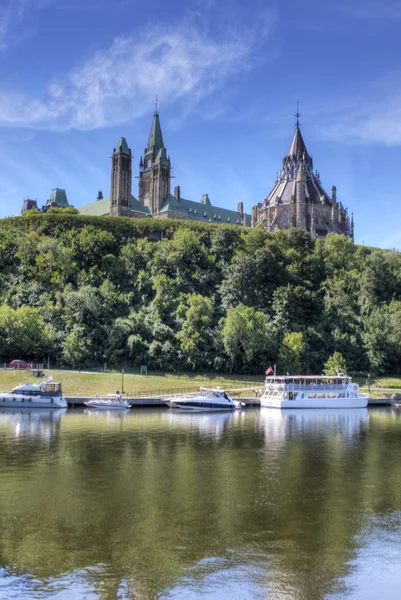 Κάθετη του Κοινοβουλίου του Καναδά ψηλά πάνω από τον ποταμό της Οττάβας — Φωτογραφία Αρχείου