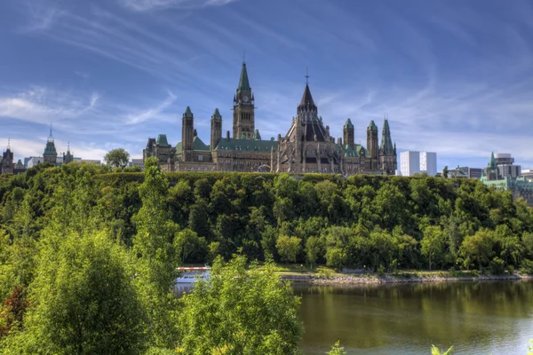 Budovy parlamentu Kanada je vysoko nad řekou Ottawa — Stock fotografie