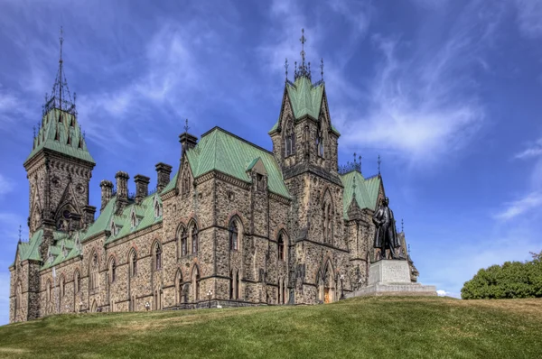 Edificio East Block del Parlamento de Canadá con cielo soleado — Foto de Stock