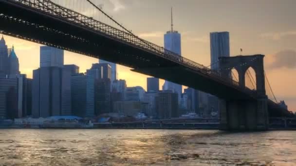 Zoom out of the Brooklyn Bridge as night falls — Stock Video