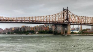 Doğu Nehri üzerinde tekne ile Queensboro Köprüsü'nden uzaklaştırmak