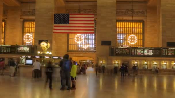 Zoom mimo rušné nádraží Grand Central na Manhattanu — Stock video