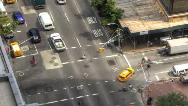 A Zoom out of a busy intersection in Manhattan — Stock Video