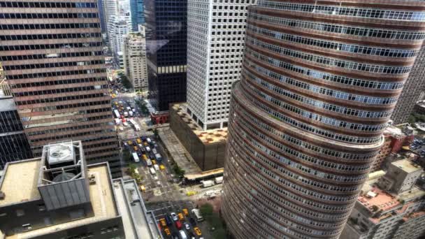 Un zoom en la vista aérea del tráfico en la ciudad de Nueva York — Vídeos de Stock