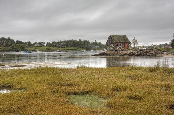 Uma longa vista de uma cabana de pesca colorida no Maine — Fotografia de Stock