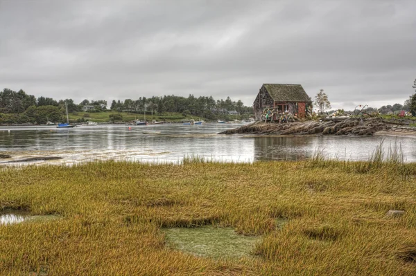 En lång vy av en färgglad fiskestuga i Maine — Stockfoto