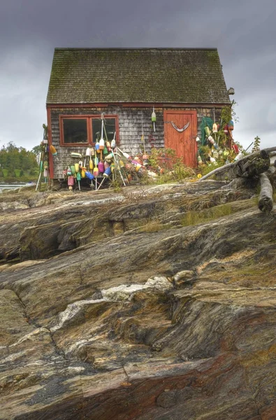 Een kleurrijke vissen hut langs de kust van Maine — Stockfoto