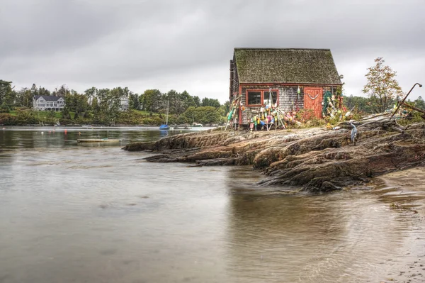 Une vue sur une cabane de pêche colorée dans le Maine — Photo