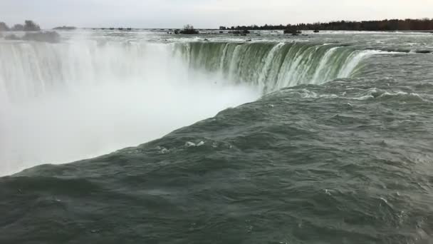 Movimiento lento de las cataratas de herradura al borde del abismo — Vídeo de stock