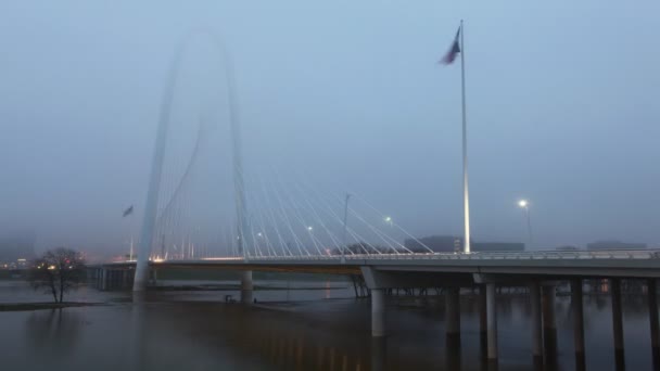 Provoz na mostu Margaret Hunt v mlhavé ráno v Dallasu — Stock video