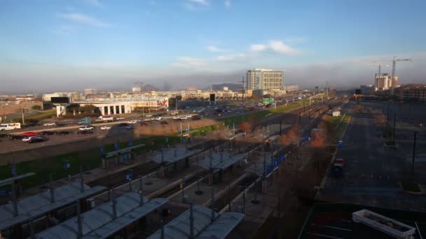 Timelapse del tráfico matutino en una autopista de Dallas — Vídeos de Stock