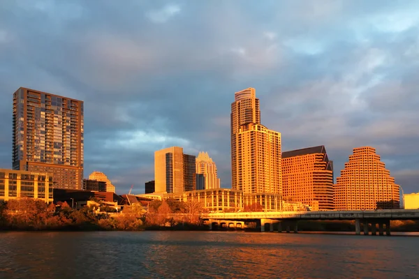 O horizonte de Austin brilha ao pôr do sol — Fotografia de Stock