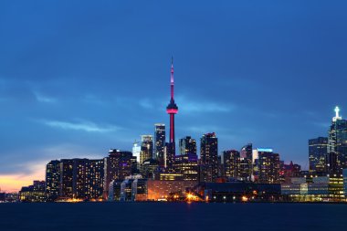 Alacakaranlıkta Toronto manzarası