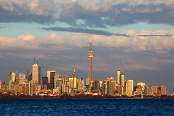 O horizonte de Toronto no crepúsculo — Fotografia de Stock