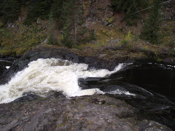 Rusya 'nın kuzeyinde şelale