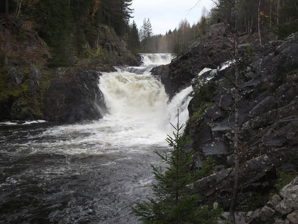 Rusya 'nın kuzeyinde şelale