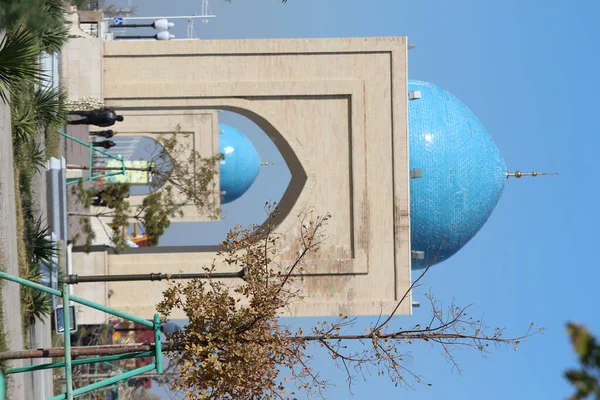 Özbekistan 'da mavi kubbeli bir kemer.