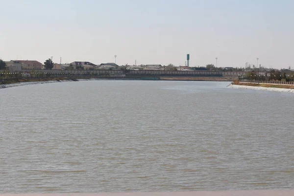 Özbekistan 'da yaz mevsiminde nehir