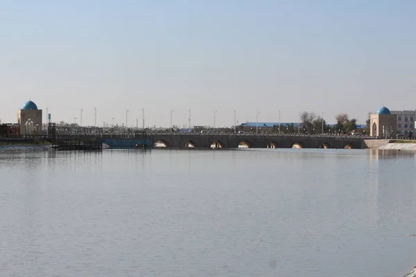 Orta Asya 'da bir nehir üzerinde köprü